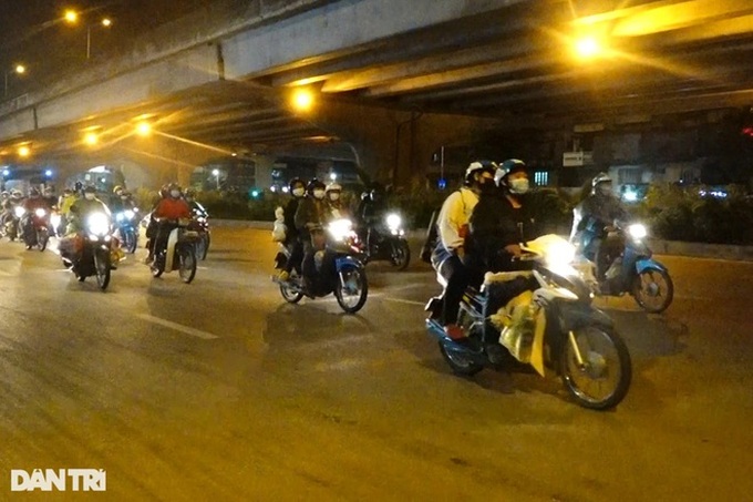 Hanoi supports migrant workers leaving pandemic hotspots for home - 2