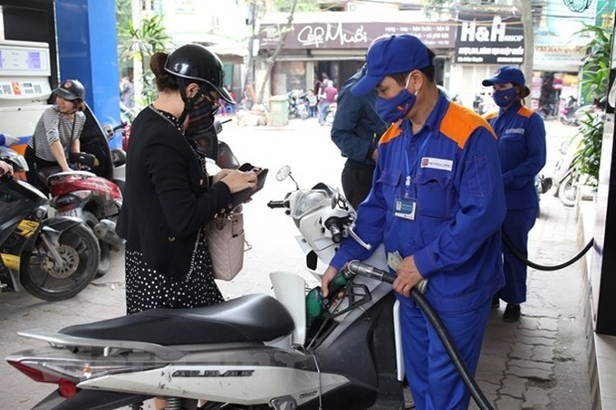 Petrol price up 850 VND per litre on July 12 - 1