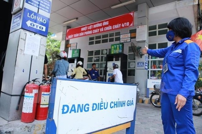 Petrol prices up nearly 1,000 VND per litre - 1