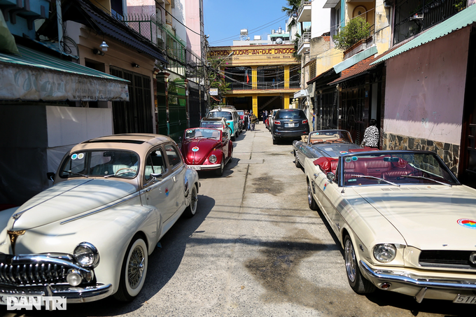 Many historic vehicles parade on HCM City streets - 8 Many historic vehicles parade on HCM City streets - 8