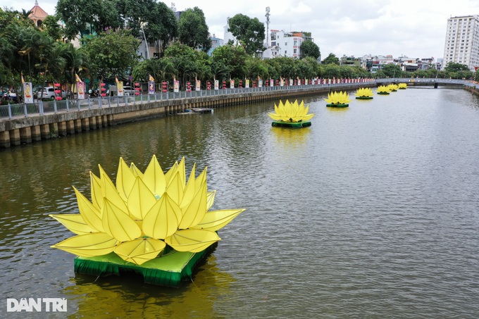 HCM City decorated to mark Buddha's birthday - 7