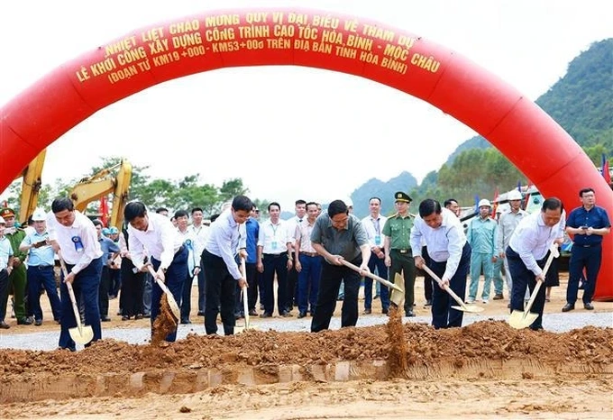PM attends groundbreaking of Hoa Binh – Moc Chau expressway - 1