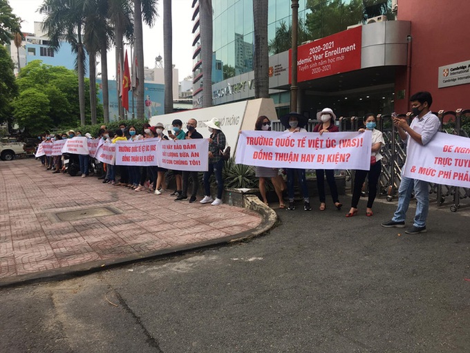 Parents sue school over online study fees in HCM City - 1 Parents sue school over online study fees in HCM City - 1