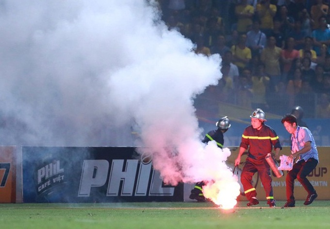 Woman injured by flares at Hanoi football clash - 1