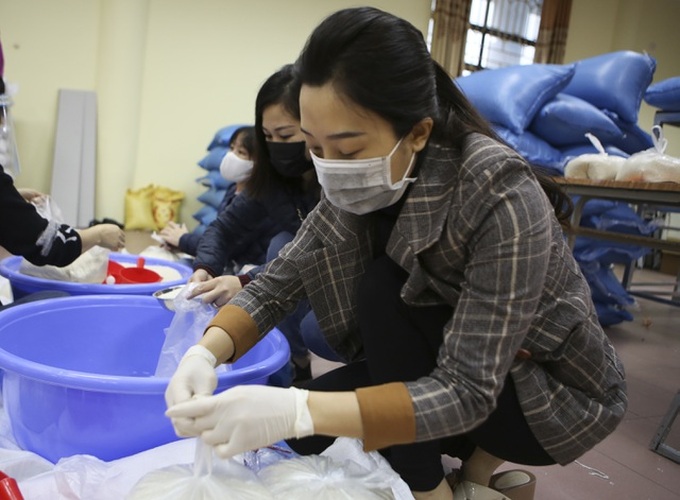 Rice donated to support low-income people amid Covid-19 - 8