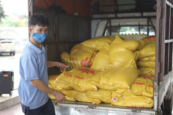 Rice donated to support low-income people amid Covid-19 - 2
