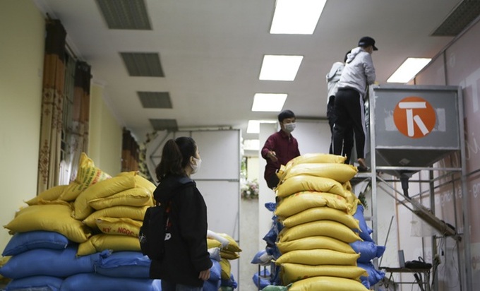 Rice donated to support low-income people amid Covid-19 - 4