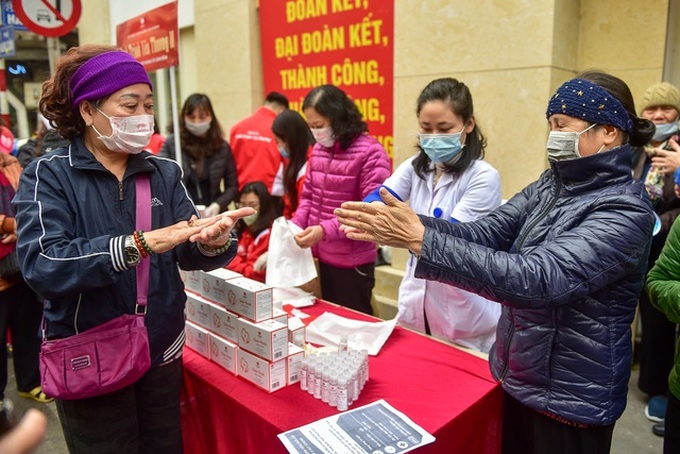 Hanoians queue to receive free hand wash - 4