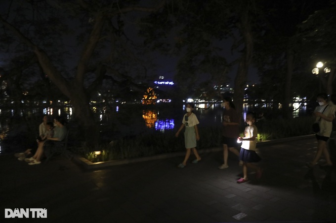 Hoan Kiem Lake lighting off to save electricity - 2
