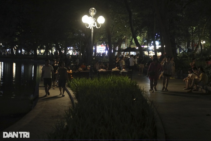 Hoan Kiem Lake lighting off to save electricity - 4