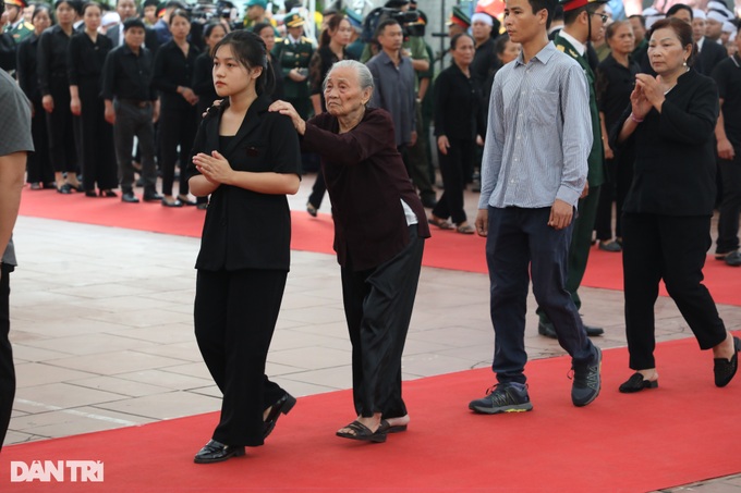 Thousands pay respects to late Party General Secretary - 15 Thousands pay respects to late Party General Secretary - 15