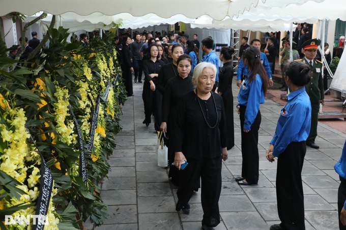 Thousands pay respects to late Party General Secretary - 16 Thousands pay respects to late Party General Secretary - 16
