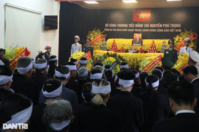 Thousands pay respects to late Party General Secretary - 9 Thousands pay respects to late Party General Secretary - 9