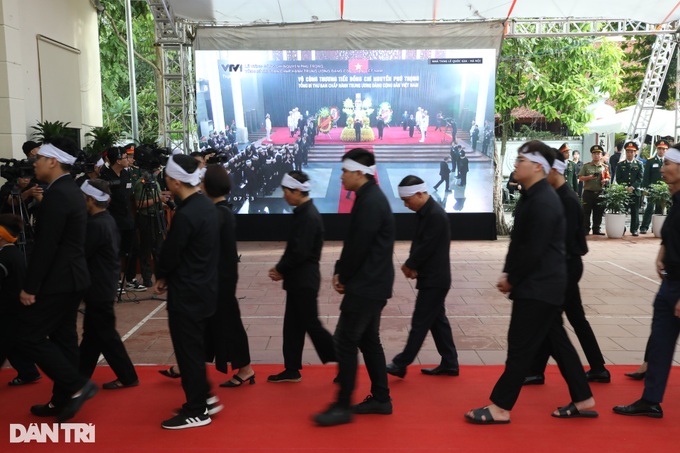 Thousands pay respects to late Party General Secretary - 2 Thousands pay respects to late Party General Secretary - 2