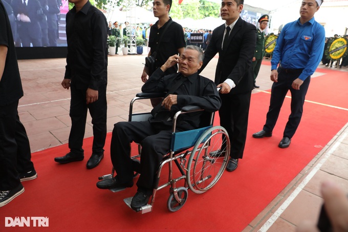 Thousands pay respects to late Party General Secretary - 13 Thousands pay respects to late Party General Secretary - 13