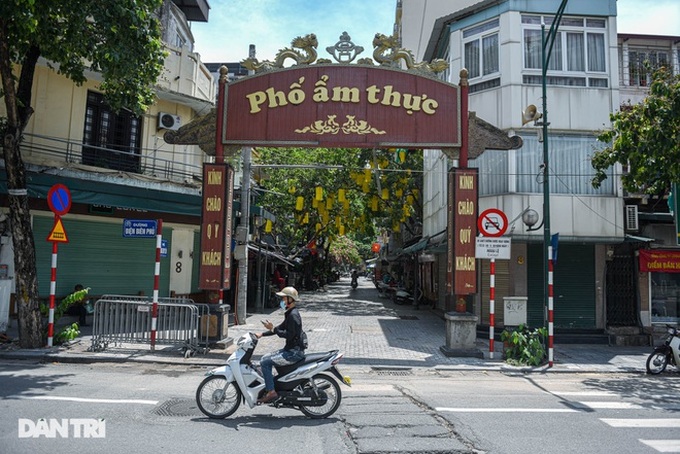 Hanoi food street falls silent during social distancing - 1