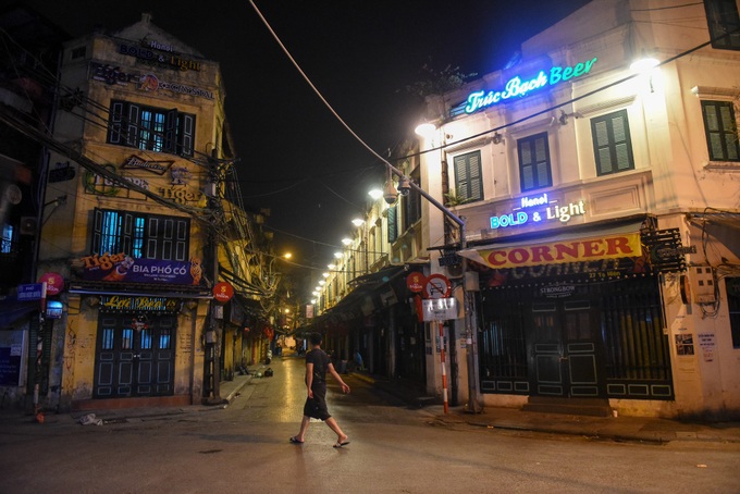 Hanoi Old Quarter left deserted following service shutdown - 4