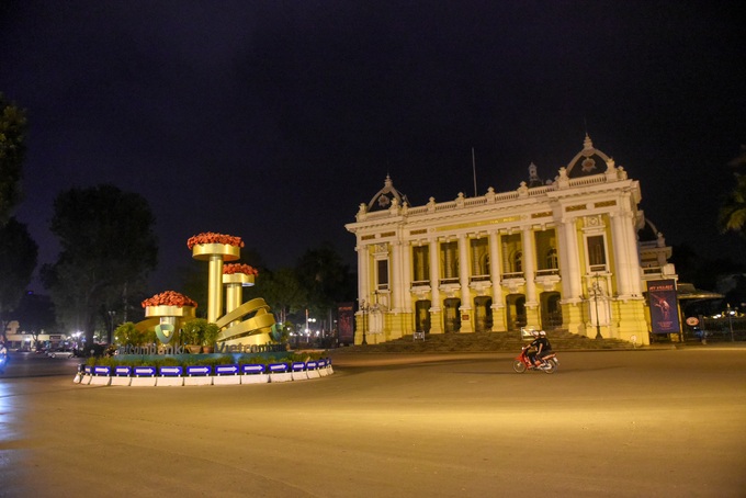 Hanoi Old Quarter left deserted following service shutdown - 9