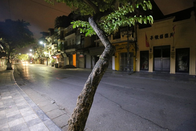 Quiet Hanoi streets at night - 11