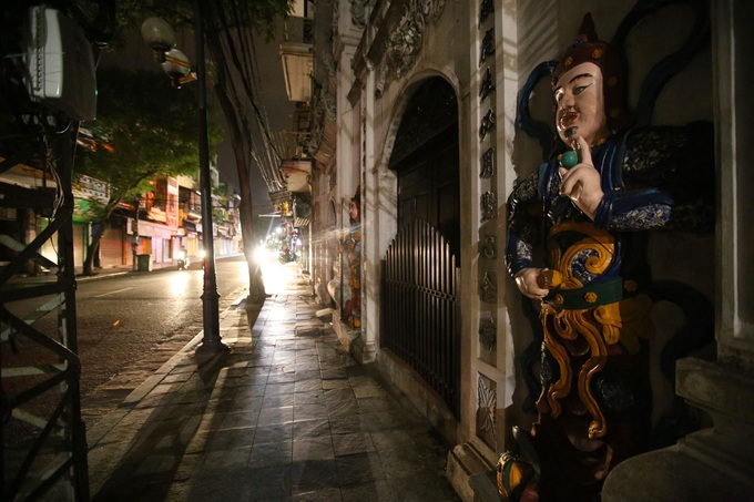 Quiet Hanoi streets at night - 3