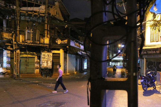 Quiet Hanoi streets at night - 5