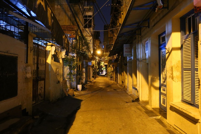 Quiet Hanoi streets at night - 7