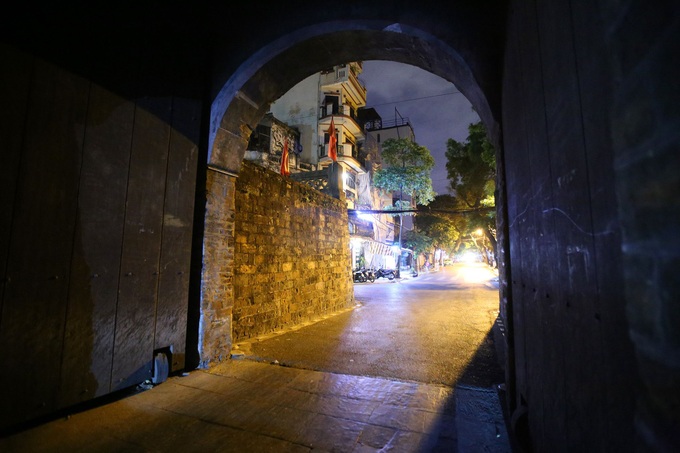 Quiet Hanoi streets at night - 9