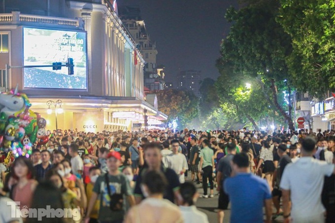 Hoan Kiem pedestrian streets crowded on National Day holiday - 7 Hoan Kiem pedestrian streets crowded on National Day holiday - 7