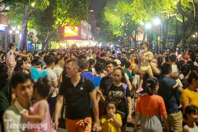 Hoan Kiem pedestrian streets crowded on National Day holiday - 1 Hoan Kiem pedestrian streets crowded on National Day holiday - 1