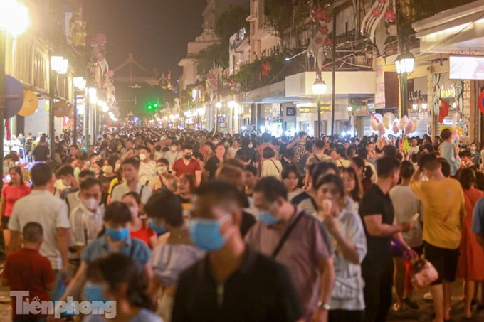 Hoan Kiem pedestrian streets crowded on National Day holiday - 2 Hoan Kiem pedestrian streets crowded on National Day holiday - 2