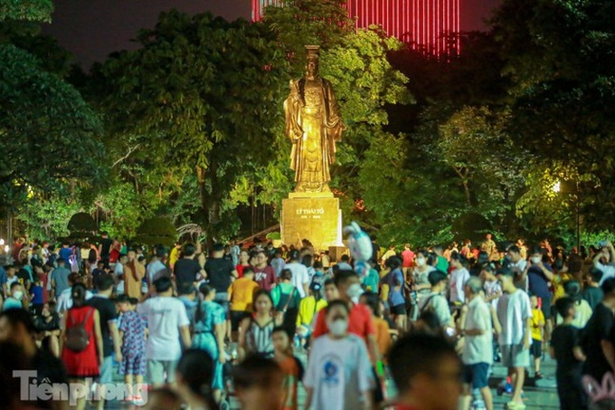 Hoan Kiem pedestrian streets crowded on National Day holiday - 4 Hoan Kiem pedestrian streets crowded on National Day holiday - 4