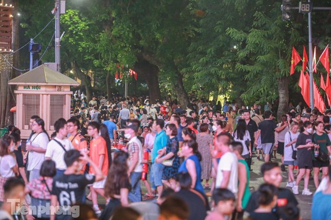 Hoan Kiem pedestrian streets crowded on National Day holiday - 5 Hoan Kiem pedestrian streets crowded on National Day holiday - 5