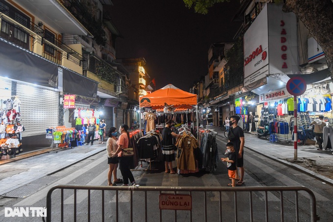 Hoan Kiem pedestrian streets crowded after being reopened - 9