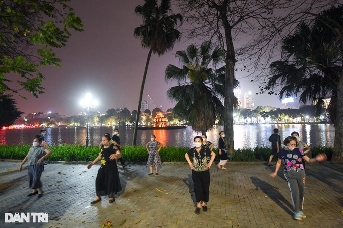 Hoan Kiem pedestrian streets crowded after being reopened - 8
