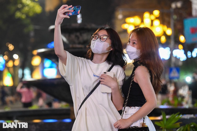 Hoan Kiem pedestrian streets crowded after being reopened - 7