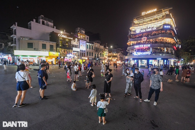 Hoan Kiem pedestrian streets crowded after being reopened - 6