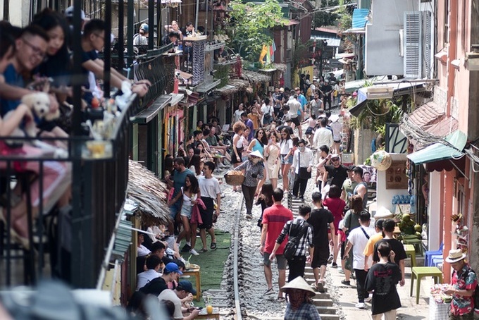 Train makes emergency brake on Hanoi railway tourist site - 2 Train makes emergency brake on Hanoi railway tourist site - 2