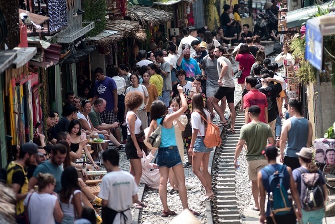Train makes emergency brake on Hanoi railway tourist site - 3 Train makes emergency brake on Hanoi railway tourist site - 3