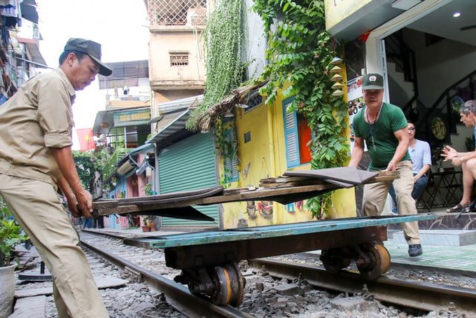 Newly-opened coffee shops on Hanoi railway closed - 8 Newly-opened coffee shops on Hanoi railway closed - 8