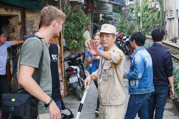 Newly-opened coffee shops on Hanoi railway closed - 5 Newly-opened coffee shops on Hanoi railway closed - 5