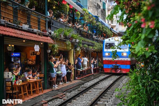 Hanoi’s train street closed again due to safety concerns - 3