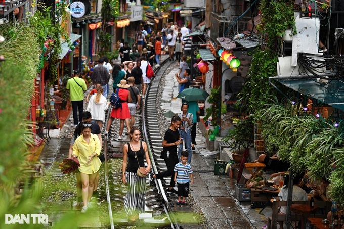 Hanoi’s train street closed again due to safety concerns - 1