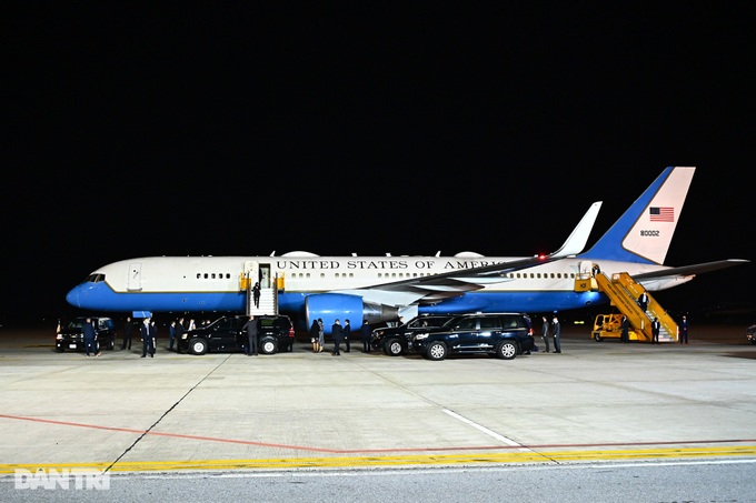 US Vice President arrives in Hanoi for three-day visit - 2