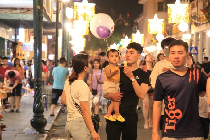 Hoan Kiem pedestrian streets re-opened after third suspension - 1