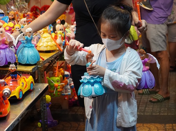 Mid-Autumn atmosphere grows in HCM City - 6