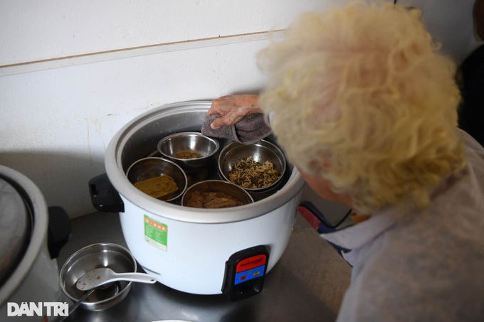 Retired lecturer runs charity clinics for pets - 10