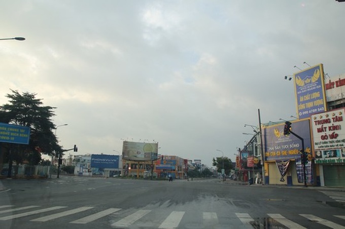 HCM City streets put under strict control amid lockdown - 10