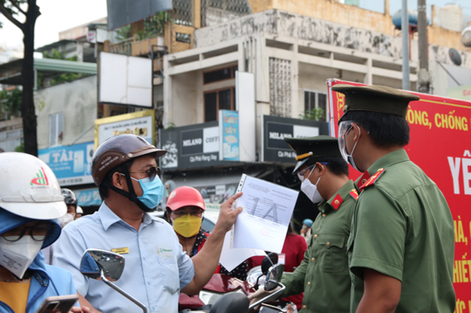 HCM City streets put under strict control amid lockdown - 11