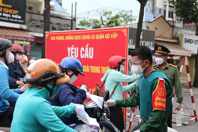 HCM City streets put under strict control amid lockdown - 9