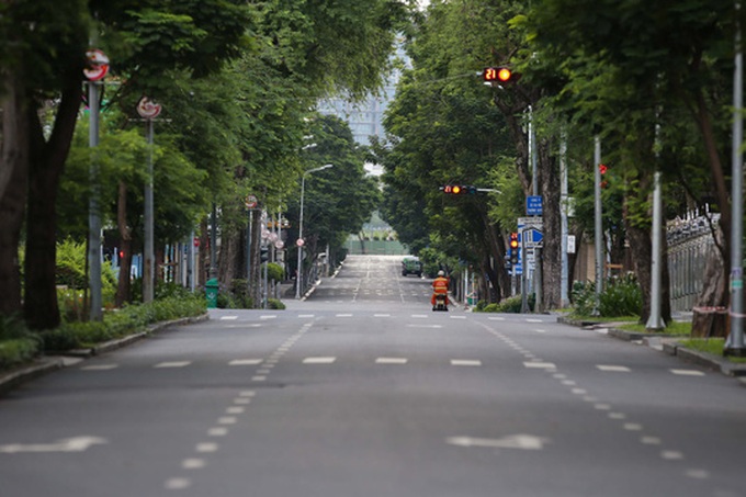 HCM City streets put under strict control amid lockdown - 8